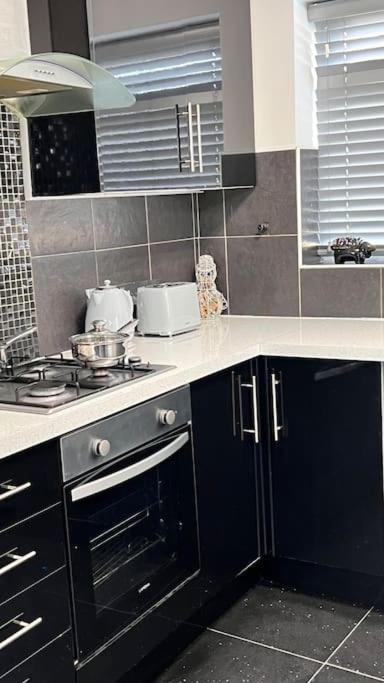 Cheerful 3 Bedroom Townhouse With Free Parking. Billericay Esterno foto