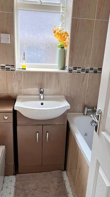 Cheerful 3 Bedroom Townhouse With Free Parking. Billericay Esterno foto