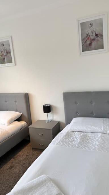 Cheerful 3 Bedroom Townhouse With Free Parking. Billericay Esterno foto