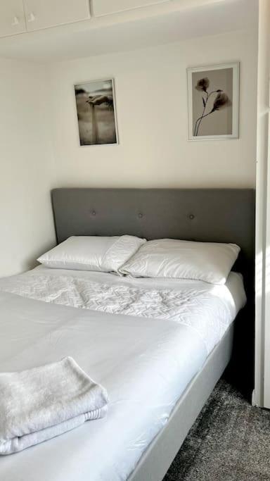 Cheerful 3 Bedroom Townhouse With Free Parking. Billericay Esterno foto