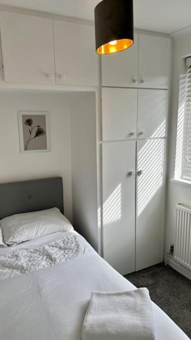 Cheerful 3 Bedroom Townhouse With Free Parking. Billericay Esterno foto